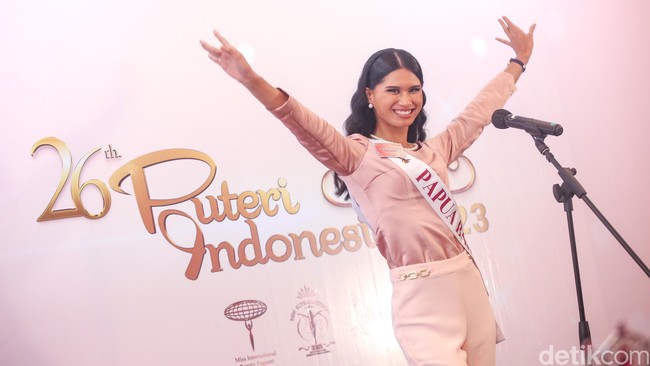 45 finalis Puteri Indonesia yang mewakili 34 provinsi Indonesia ini berasal dari berbagai latar belakang. Mulai dari presenter televisi, mahasiswi, dokter gigi hingga dosen. Veronica Angelina Windy Hapsari yang mewakili Papua Barat berprofesi sebagai dosen, konsultan dan pianis. Ashwiza mewakili Kalimantan Barat berprofesi sebagi dokter gigi.  Foto: Grandyos Zafna.