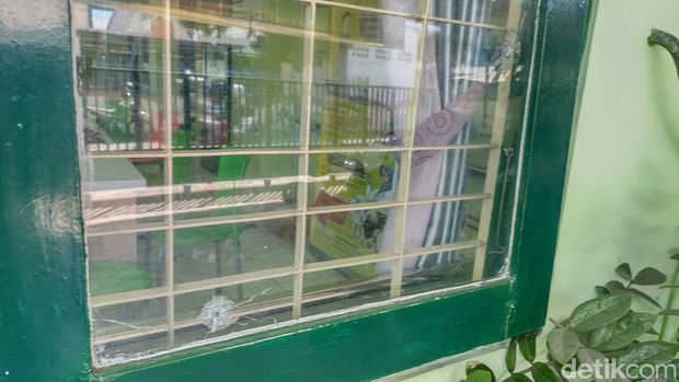 Penampakan lubang bekas tembakan di kaca jendela Puskesmas Depok 1, Kabupaten Sleman, Jumat (12/5/2023).