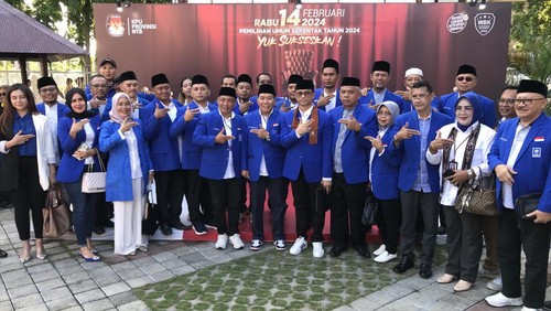 Pengurus Partai Amanat Nasional (PAN) saat mendaftarkan diri ke Komisi Pemilihan Umum (KPU) NTB pada Jumat (12/5/2023). (Helmy Akbar/detikBali)