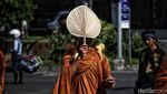 Deretan Foto Biksu Berjalan Kaki dari Thailand Menuju Candi Borobudur