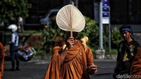 Perjalanan para biksu itu dimulai dari Thailand menuj Singapura dan berlanjut dengan kapal ke Batam. Setelah itu, mereka start lagi dari Batam ke Bandara Soekarno Hatta dengan pesawat. Lalu, dari Jakarta ke Magelang ditempuh dengan jalan kaki. (Pradita Utama/detikcom)