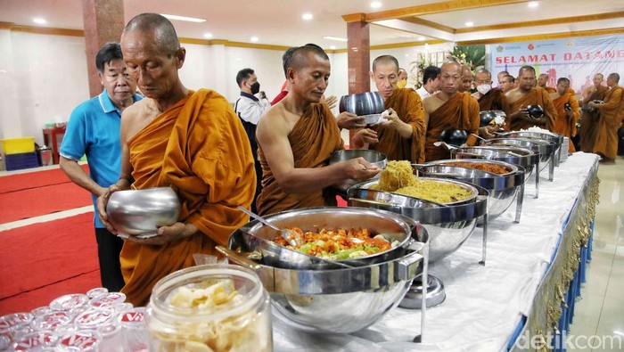 Perjuangan Puluhan Biksu Berjalan Kaki dari Thailand ke Candi Borobudur Sebanyak 32 biksu berjuangan menyelesaikan perjalanan dari Thailand ke Candi Borobudur untuk merayakan Waisak.