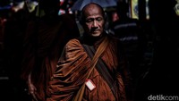 Tradisi thudong dilestarikan dengan penyesuaian. Jika dulu para biksu keliling dari satu hutan atau desa, kini para biksu ini singgah di vihara. (Pradita Utama/detikcom)