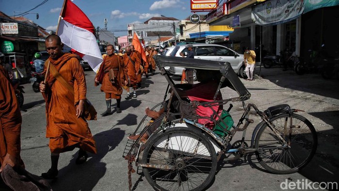Sebanyak 32 biksu berjuangan menyelesaikan perjalanan dari Thailand ke Candi Borobudur untuk merayakan Waisak.