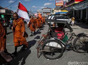 Deretan Foto Biksu Berjalan Kaki dari Thailand Menuju Candi Borobudur