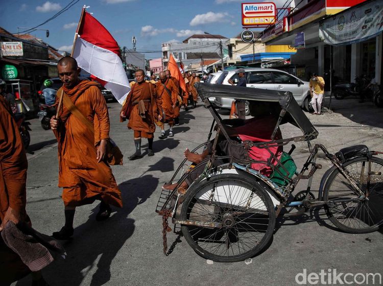 Deretan Foto Biksu Berjalan Kaki dari Thailand Menuju Candi Borobudur