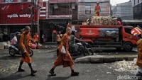 Selama perjalanan, para biksu itu hanya makan satu kali. Adapun perjalanan yang harus ditempuh adalah minimal 25-30 km. (Pradita Utama/detikcom)