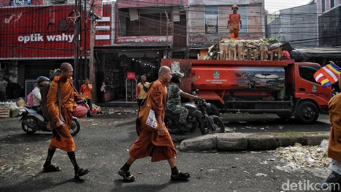 Perjuangan Puluhan Biksu Jalan Kaki Dari Thailand Ke Candi Borobudur