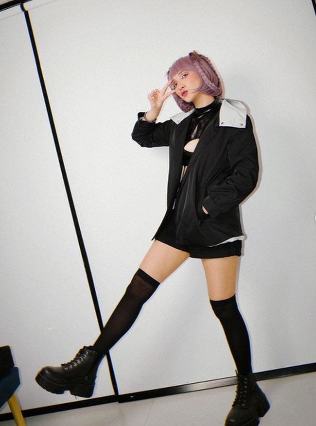 Sheila Dara, istri Vidi Aldiano cosplay menajdi Nanakusa Nazuna. Rambutnya yang dicat ungu semakin mendalami karakter anime tersebut. Foto: dok. Instagram