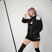 Sheila Dara, istri Vidi Aldiano cosplay menajdi Nanakusa Nazuna. Rambutnya yang dicat ungu semakin mendalami karakter anime tersebut. Foto: dok. Instagram