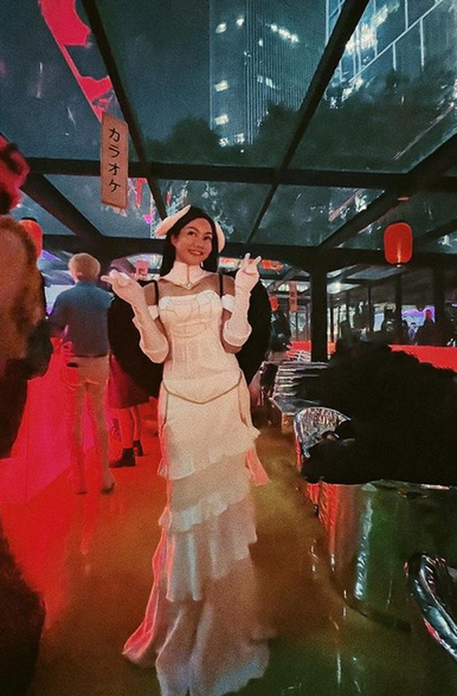 Yura Yunita yang mengaku tidak paham dengan anime tetap mengikuti dress code. Pelantun Duhai Sayang itu cosplay menjadi Albedo di anime Overload. Foto: dok. Instagram