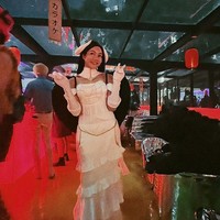 Yura Yunita yang mengaku tidak paham dengan anime tetap mengikuti dress code. Pelantun Duhai Sayang itu cosplay menjadi Albedo di anime Overload. Foto: dok. Instagram