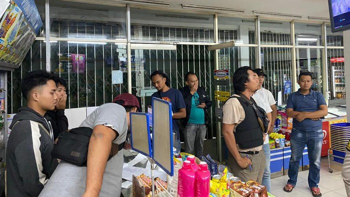 Polisi melakukan olah TKP pembobolan mini market di Purwakarta