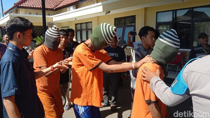 Polisi menunjukkan barang bukti pencurian minimarket di Indramayu