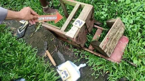 Polsek Marga melakukan identifikasi pada kursi kayu yang rebah dan diduga dipakai DK saat gantung diri di ladang milik orang tuanya.