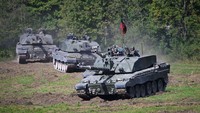 Ini adalah tank yang sangat mumpuni. Challenger 2 memiliki armor Chobham terbaru dan merupakan salah satu tank paling terlindungi di dunia saat ini. Challenger 2 menawarkan tingkat perlindungan yang sangat tinggi terhadap senjata api langsung. Getty Images/Finnbarr Webster  