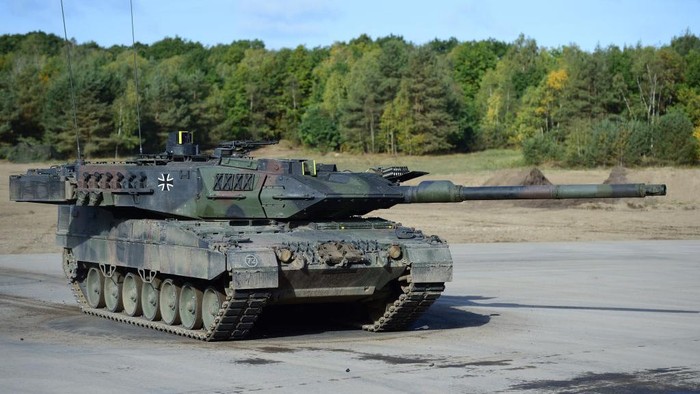 Potret Deretan Tank Canggih Paling Mematikan di Dunia MUNSTER, GERMANY - SEPTEMBER 28: A Leopard 2A7 tank of the Bundeswehr, the German armed forces, is seen during a presentation at a three-day Bundeswehr exercise on September 28, 2018 near Munster, Germany. According to media reports the German government is planning to increase defense spending by 40% to EUR 60 billion annually between 2019 and 2023. (Photo by Alexander Koerner/Getty Images)