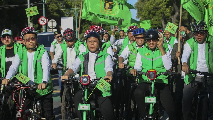 Rombongan kader PPP tiba di kantor KPU, Menteng, Jakpus, Jumat (12/5/2023), pukul 16.04 WIB. Terlihat mereka mengenakan seragam PPP dengan warna hijau.