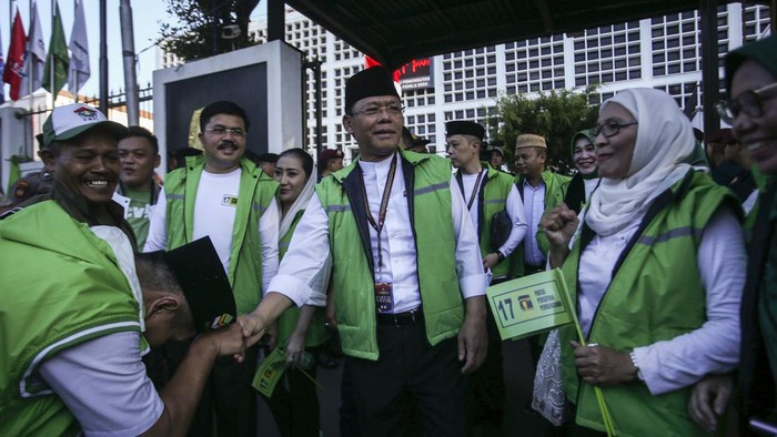 Rombongan kader PPP tiba di kantor KPU, Menteng, Jakpus, Jumat (12/5/2023), pukul 16.04 WIB. Terlihat mereka mengenakan seragam PPP dengan warna hijau.