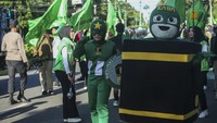 Mereka juga tampak membawa bendera PPP, ada pula papan bergambar Kakbah, serta Kapten Amerika.  