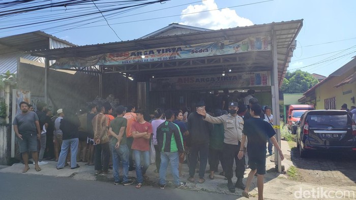 Prarekonstruksi kasus mutilasi bos depot air isi ulang di Jalan Mulawarman Raya, Tembalang, Semarang, Jumat (12/5/2023).