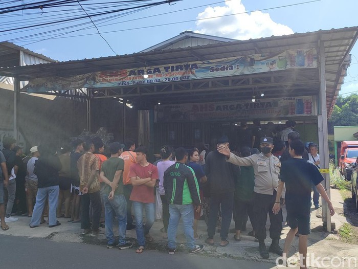 Prarekonstruksi kasus mutilasi bos depot air isi ulang di Jalan Mulawarman Raya, Tembalang, Semarang, Jumat (12/5/2023).