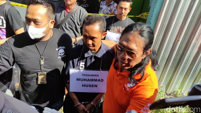 Prarekonstruksi kasus mutilasi bos depot air isi ulang di ruko Jalan Mulawarman Raya, Tembalang, Semarang, Jumat (12/5/2023).