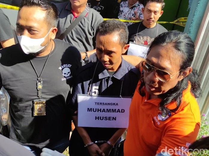 Prarekonstruksi kasus mutilasi bos depot air isi ulang di ruko Jalan Mulawarman Raya, Tembalang, Semarang, Jumat (12/5/2023).