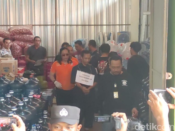 Prarekonstruksi kasus mutilasi bos depot air isi ulang di ruko Jalan Mulawarman Raya, Tembalang, Semarang, Jumat (12/5/2023).