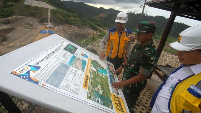 Progres Pembangunan Waduk Krueng Kerto yang Menelan Biaya Rp 2,68 Triliun Sejumlah truk mengangkut material pekerjaan Proyek Strategis Nasional (PSN) Waduk Krueng Kerto di Desa Blang Pante, Aceh Utara, Aceh, Kamis (11/5/2023). Bendungan pengendali banjir yang dibangun sejak 2015 dengan biaya APBN sebesar Rp 2,68 triliun yang memiliki kapasitas tampung 215,94 juta/m3 tersebut mampu mengairi persawahan seluas 940 hektare, Pembangkit Listrik Tenaga Air (PLTA) dengan kapasitas 6,34 MW, dan sumber air bersih bagi masyarakat yang ditargetkan selesai 2024 mendatang. ANTARA FOTO/Rahmad/tom.