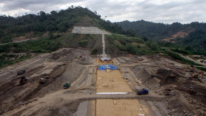 Sejumlah truk mengangkut material pekerjaan Proyek Strategis Nasional (PSN) Waduk Krueng Kerto di Desa Blang Pante, Aceh Utara, Aceh, Kamis (11/5/2023). Bendungan pengendali banjir yang dibangun sejak 2015 dengan biaya APBN sebesar Rp 2,68 triliun yang memiliki kapasitas tampung 215,94 juta/m3 tersebut mampu mengairi persawahan seluas 940 hektare, Pembangkit Listrik Tenaga Air (PLTA) dengan kapasitas 6,34 MW, dan sumber air bersih bagi masyarakat  yang ditargetkan selesai 2024 mendatang. ANTARA FOTO/Rahmad/tom.