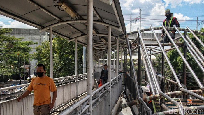 Halte TransJakarta Manggarai kini tengah direvitalisasi. Penataan ini dilakukan agar para penumpang semakin nyaman.