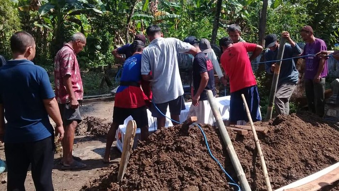 Proses pemakaman korban tabrak lari di Kedundang, Temon, Kulon Progo, DIY, Jumat (12/5/2023).