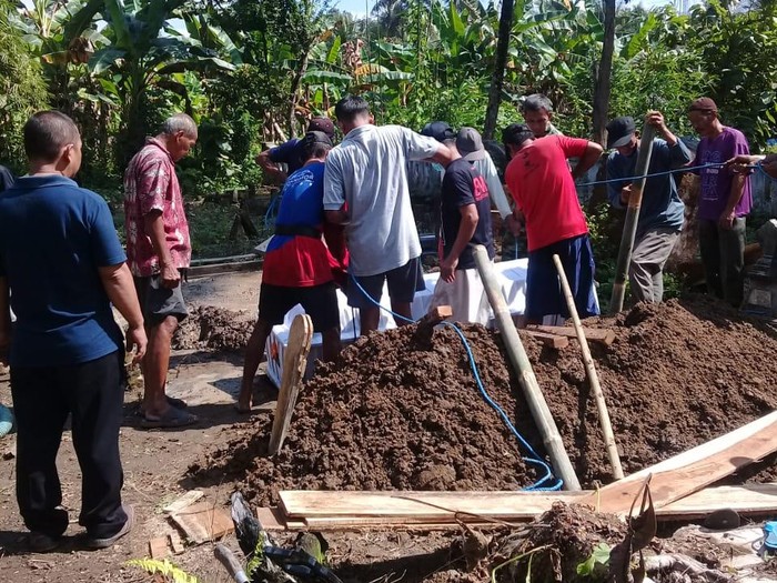 Proses pemakaman korban tabrak lari di Kedundang, Temon, Kulon Progo, DIY, Jumat (12/5/2023).