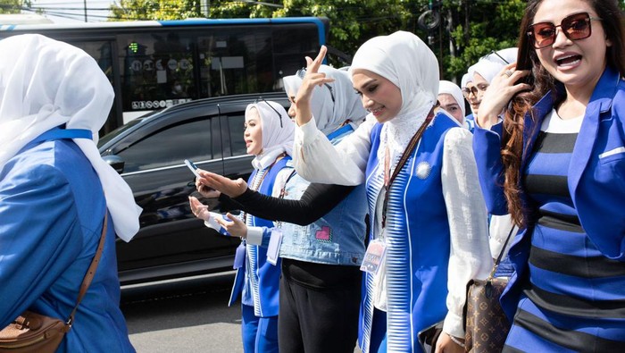 Putri Zulkifli Hasan (tengah berkerudung putih). (dok. PAN).
