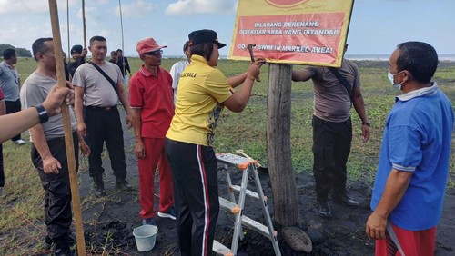 Pemasangan rambu larangan berenang di Pantai Kelating oleh Polsek Kerambitan dan warga desa setempat, Jumat (12/5/2023).