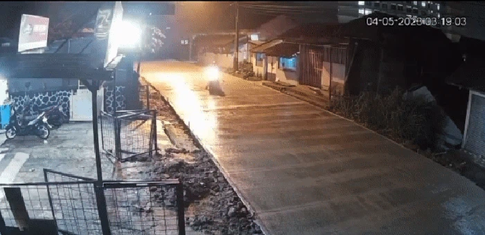 Rekaman CCTV pemotor bertingkah libas jalan cor basah di Bandung