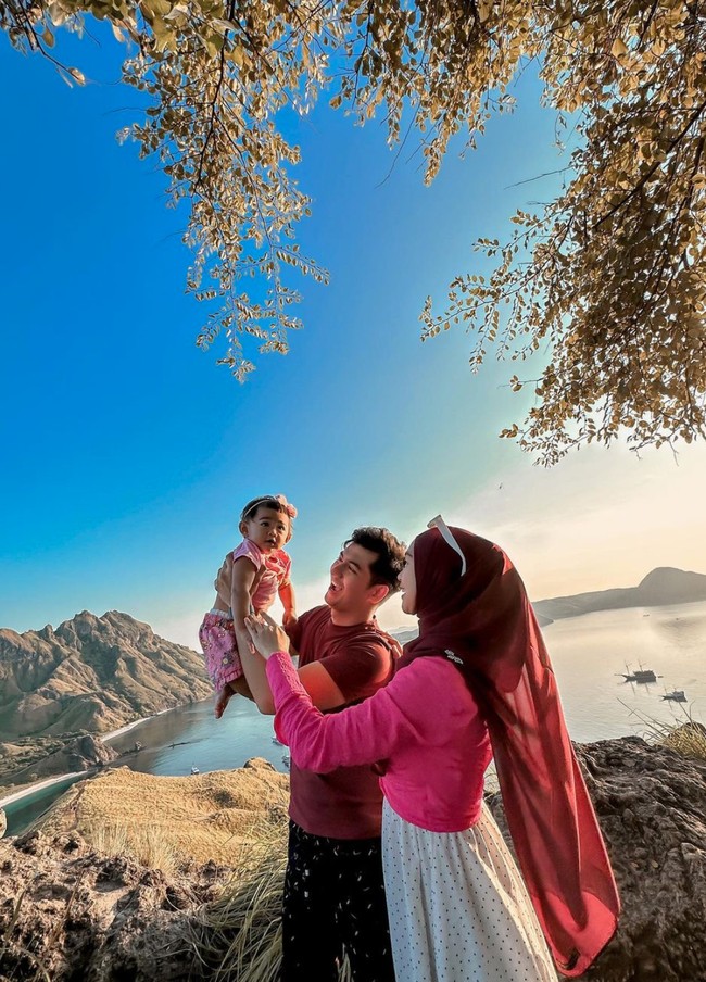 Ricis dan Ryan juga mengajak serta sang anak, baby Moana yang masih kecil. Tampak ketiganya begitu menikmati momen quality time mereka bersama. Foto: Instagram/@riaricis1795