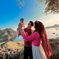 Ricis dan Ryan juga mengajak serta sang anak, baby Moana yang masih kecil. Tampak ketiganya begitu menikmati momen quality time mereka bersama. Foto: Instagram/@riaricis1795