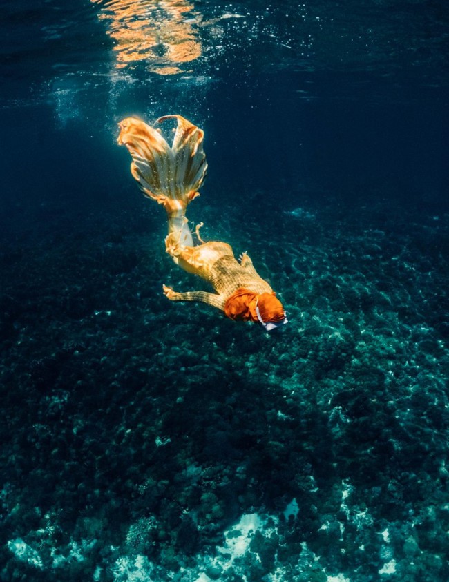 Selama di Karimunjawa Ricis dan keluarganya itu banyak menghabiskan waktu dengan bermain di laut. Ricis sendiri terlihat beberapa kali membagikan video dirinya saat asik menyelam. Salah satunya momen saat Ricis memakai kostum duyung ketika menyelam. Foto: Instagram/@riaricis1795