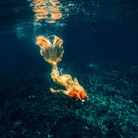 Selama di Karimunjawa Ricis dan keluarganya itu banyak menghabiskan waktu dengan bermain di laut. Ricis sendiri terlihat beberapa kali membagikan video dirinya saat asik menyelam. Salah satunya momen saat Ricis memakai kostum duyung ketika menyelam. Foto: Instagram/@riaricis1795