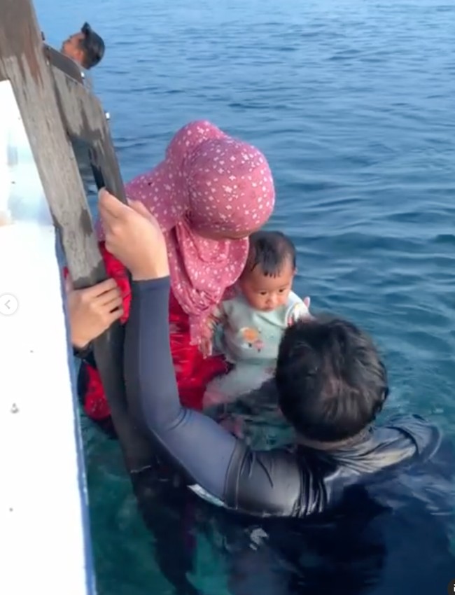 Bahkan sang anak pun ikut diajak oleh Ricis dan Ryan untuk nyebur ke laut. Apa yang dilakukan oleh Ricis itu sempat mengundang kekhawatiran netizen. Pasalnya baby Moana yang masih kecil tidak memakai pelampung saat diajak nyebur ke laut oleh kedua orangtuanya. Foto: Instagram/@riaricis1795