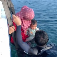 Bahkan sang anak pun ikut diajak oleh Ricis dan Ryan untuk nyebur ke laut. Apa yang dilakukan oleh Ricis itu sempat mengundang kekhawatiran netizen. Pasalnya baby Moana yang masih kecil tidak memakai pelampung saat diajak nyebur ke laut oleh kedua orangtuanya. Foto: Instagram/@riaricis1795