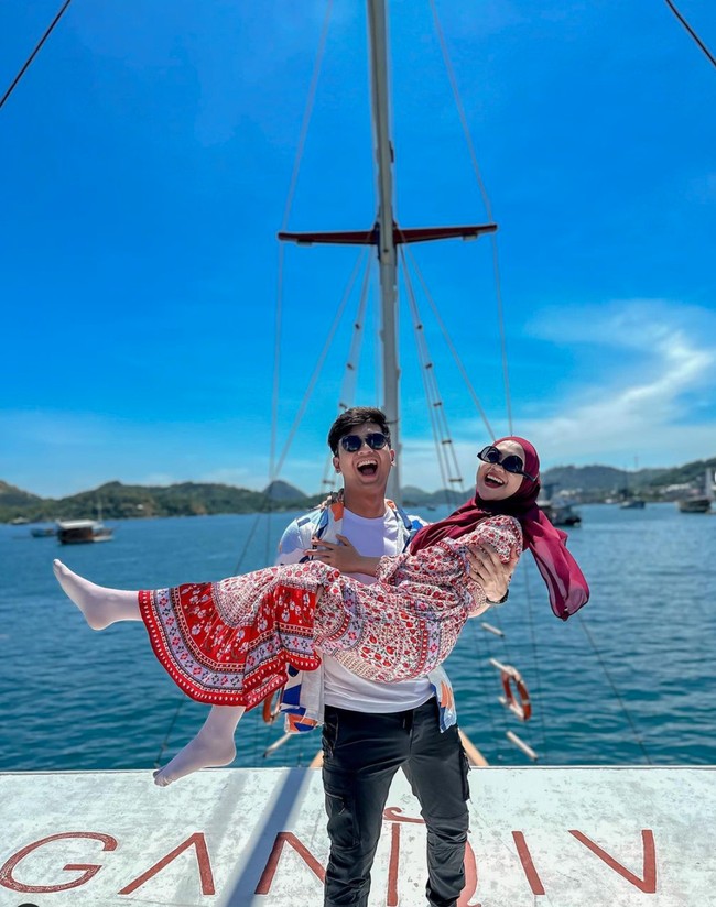 Tak hanya membagikan kegiatannya selama di sana, Ricis dan Ryan juga membagikan momen-momen romantis keduanya. Terlihat keduanya yang begitu kompak dan romantis berpose bersama. Foto: Instagram/@riaricis1795