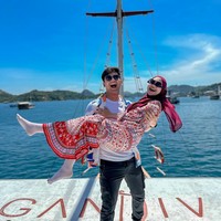 Tak hanya membagikan kegiatannya selama di sana, Ricis dan Ryan juga membagikan momen-momen romantis keduanya. Terlihat keduanya yang begitu kompak dan romantis berpose bersama. Foto: Instagram/@riaricis1795