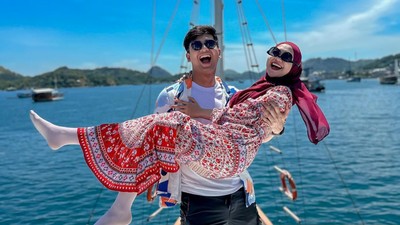 7 Foto Liburan Ria Ricis, Nyelam Pakai Gamis & Ajak Anak Nyebur ke Laut