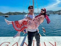 7 Foto Liburan Ria Ricis, Nyelam Pakai Gamis & Ajak Anak Nyebur ke Laut