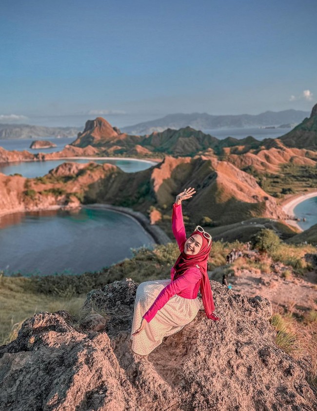 Ria Ricis bersama keluarga kecilnya beberapa waktu lalu terlihat menghabiskan waktu berlibur bersama. Melalui akun Instagram pribadinya Ricis tampak membagikan foto-foto keseruan dirinya saat liburan di laut bersama keluarga. Foto: Instagram/@riaricis1795