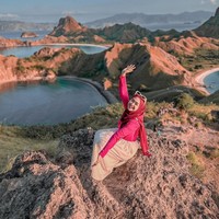 Ria Ricis bersama keluarga kecilnya beberapa waktu lalu terlihat menghabiskan waktu berlibur bersama. Melalui akun Instagram pribadinya Ricis tampak membagikan foto-foto keseruan dirinya saat liburan di laut bersama keluarga. Foto: Instagram/@riaricis1795
