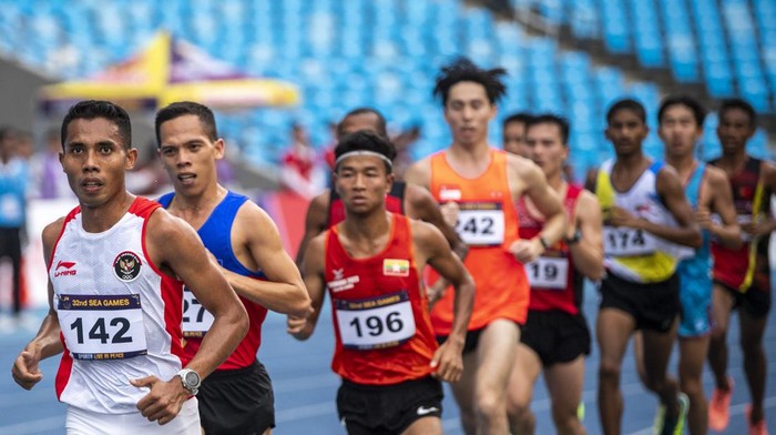 Pelari putra Indonesia Rikki Marthin Luther Simbolon (kiri) memacu kecepatan pada final lari 10.000 meter putra SEA Games 2023 di Stadion Morodok Techo National Stadium, Kamboja, Kamis (11/5/2023). Rikki Marthin Luther Simbolon berhasil meraih medali emas dengan catatan waktu 31 menit 08 detik. ANTARA FOTO/M Agung Rajasa/tom.
